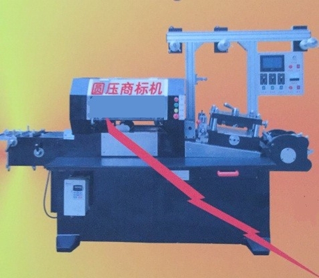 सिलेंडर दबाने स्वत: मुद्रण मशीन सीएनसी रोटरी चिपकने वाला स्टिकर ट्रेडमार्क मशीन